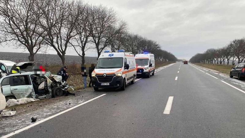  (FOTO) Tragedie pe șosea: Un polițist din Drochia și soția sa au murit, iar fiica lor de 10 ani, spitalizată, după ce în mașina acestora a intrat un Mercedes