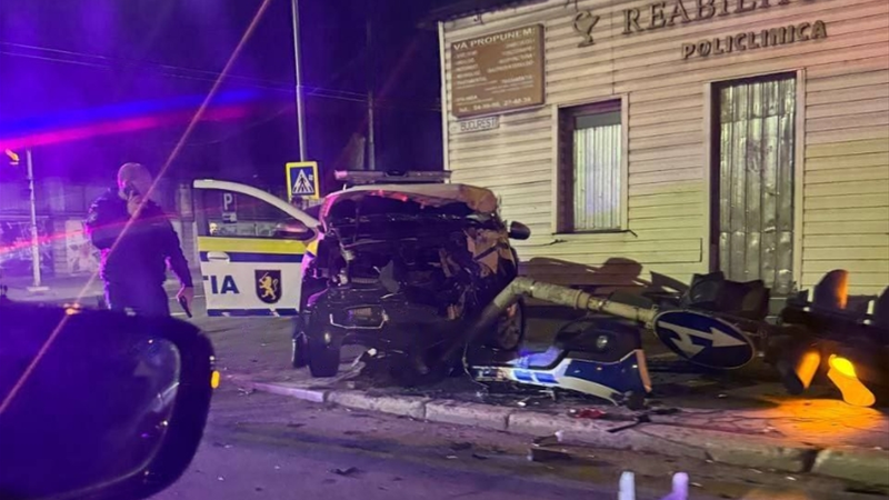  (FOTO/VIDEO) O mașină de poliție, distrusă, după ce s-a lovit violent cu un Lexus, în centrul capitalei: Au intervenit două ambulanțe