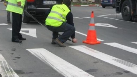  Un polițist a lovit, cu o Skoda, un pieton care traversa strada pe zebră: Tânărul, spitalizat