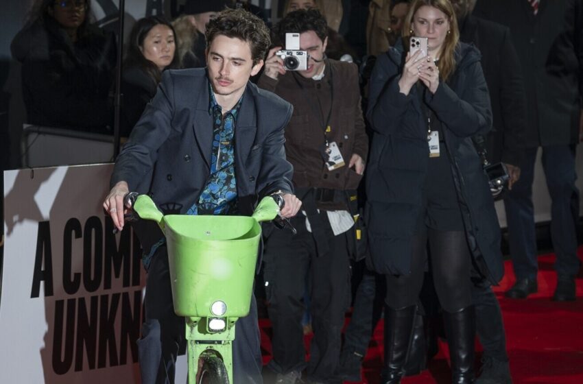  Timothée Chalamet a fost amendat după ce a venit pe bicicleta electrică la premiera filmului A Complete Unknown. Ce sumă a fost nevoit să plătească pentru acest moment