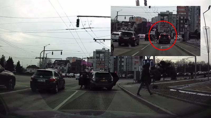  (VIDEO) Evadare ca în filme pe o stradă din capitală: Momentul în care un bărbat sare pe geam dintr-un taxi, în plin trafic