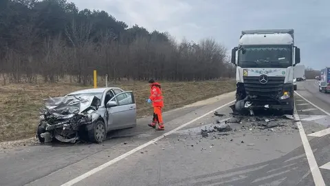  (FOTO) Accident cumplit la Strășeni: Un Mitsubishi a ieșit pe contrasens și s-a izbit violent de un TIR. Unul dintre șoferi a murit la spital