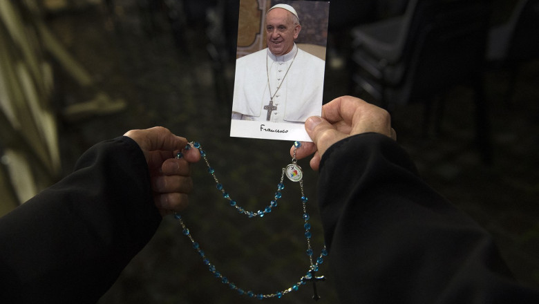  Ce scenarii circulă la Vatican după spitalizarea Papei Francisc. „Este greu de imaginat că îşi va relua activităţile”