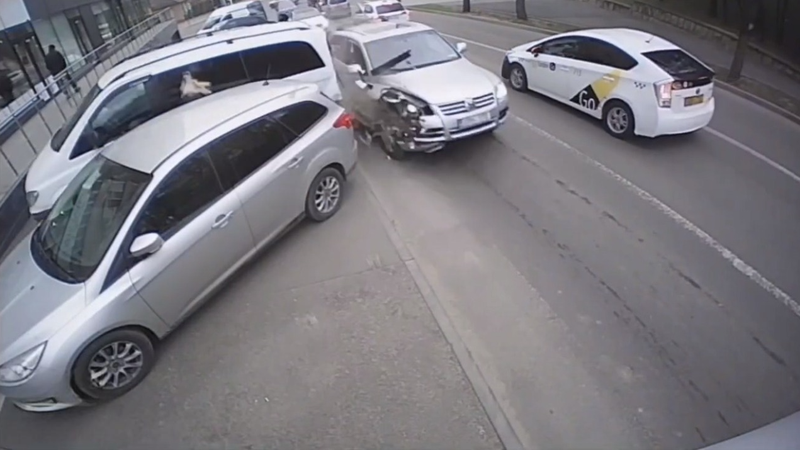  (VIDEO) O femeie, cât pe ce să fie strivită între două automobile parcate: Un șofer cu un Volkswagen i-a lovit violent microbuzul, în momentul în care aceasta voia să urce la volan