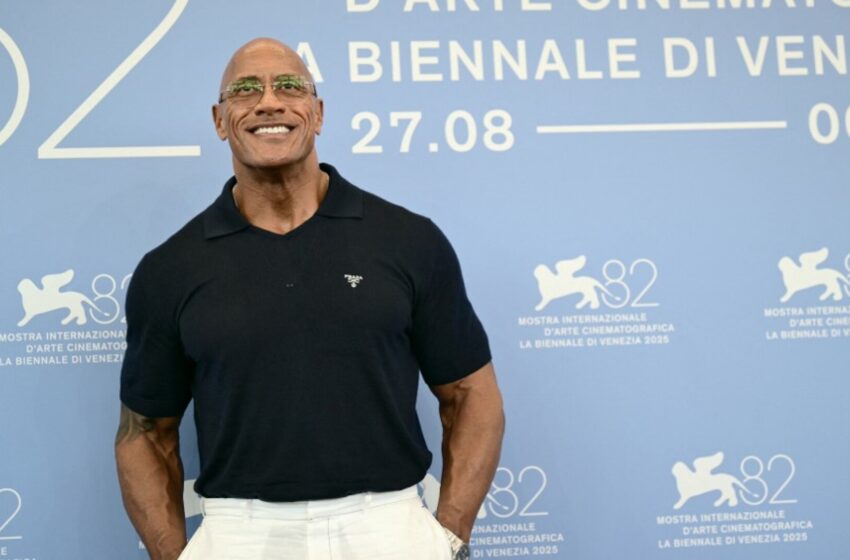  (FOTO) Dwayne Johnson, apariție spectaculoasă la Veneția. Actorul a trecut printr-o schimbare de look spectaculoasă