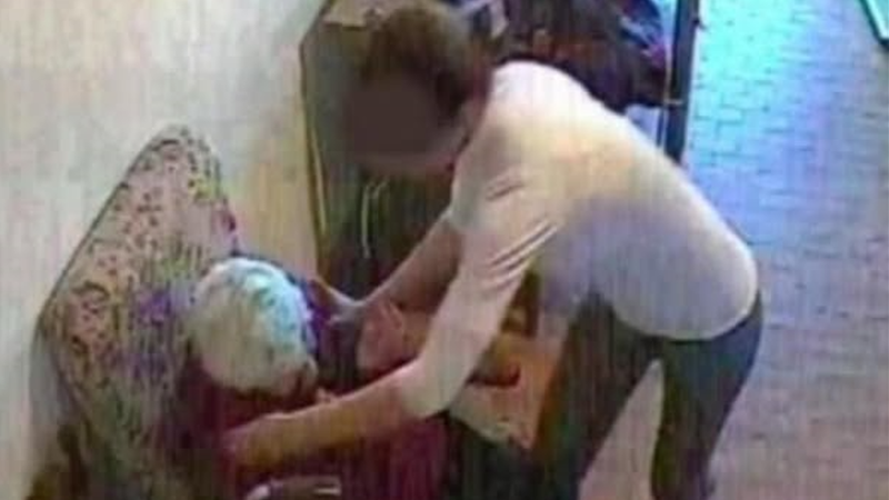  Scene revoltătoare în Italia: O badantă moldoveancă, arestată beată, după ce bătrâna de care îngrijea a fost găsită seminudă, printre excremente și cu vânătăi