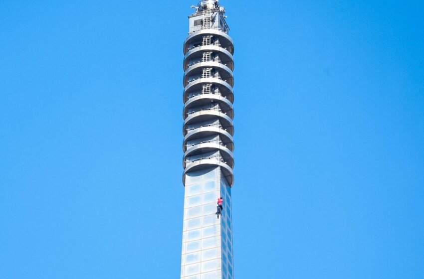  Un alpinist american a urcat cu mâinile goale pe un zgârie-nori de 101 etaje, fără niciun fel de protecție