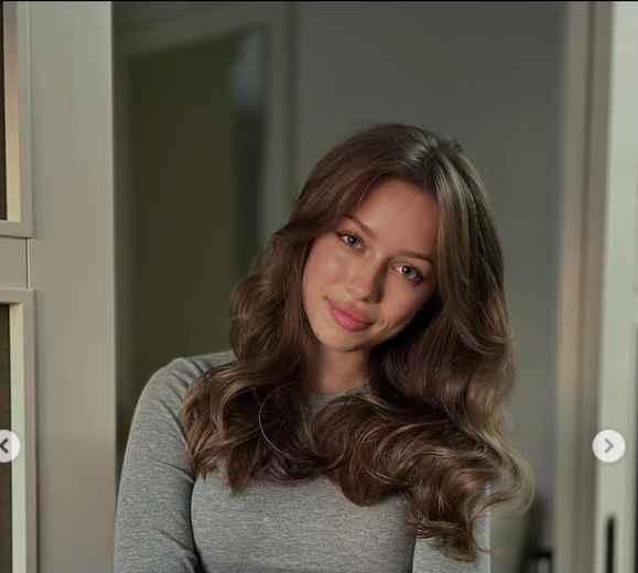  (FOTO) Gest romantic de Anul Nou! Manuella Cârnaț a primit un buchet impresionant de trandafiri și o declarație de simpatie misterioasă. Cine este admiratorul fiicei lui Teodor Cârnaț