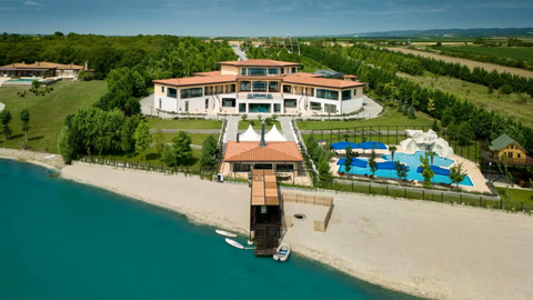  (FOTO) Vila de lux a lui Novak Djokovic, un refugiu exclusivist pe malul lacului. Cât costă o noapte de cazare în paradisul rezervat doar celor cu bugete uriașe