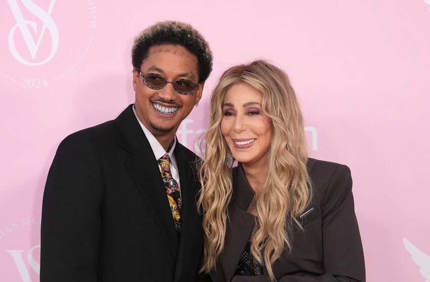  Cher, confesiune neașteptată despre relația cu care a șocat pe toată lumea. Ce a spus despre iubitul mai tânăr cu aproape 40 de ani: „Este unul dintre puținii bărbați pe care i-am meritat”