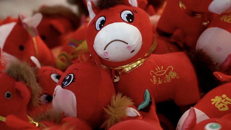  Jucăria momentului în China: un căluț plângăcios, „născut” dintr-o greșeală, înaintea Anului Nou chinezesc