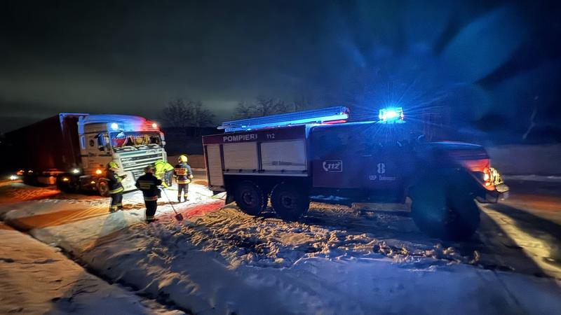 (FOTO) Două ambulanțe, autobuze și zeci de mașini, blocate în zăpadă în ultimele 24 de ore: Salvatorii au intervenit 88 de ori pentru a ajuta șoferii