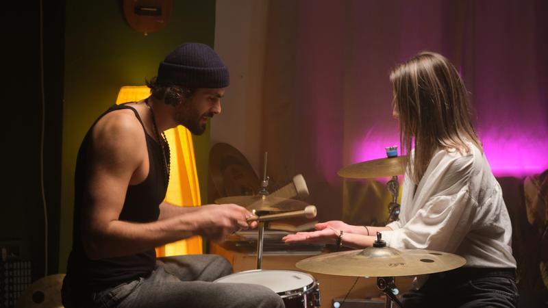  „Nu zic nimic, dar tu mă auzi mereu” Experiența care i-a schimbat lumea lui Mihail: „În felul meu” – povestea de dragoste dintre un muzician și o fată surdă