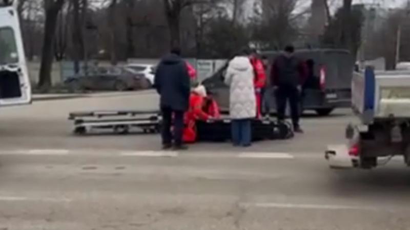  (VIDEO) Un copil de 15 ani, spulberat de o mașină la Ciocana, în timp ce traversa strada neregulamentar: A fost transportat cu ambulanța la spital