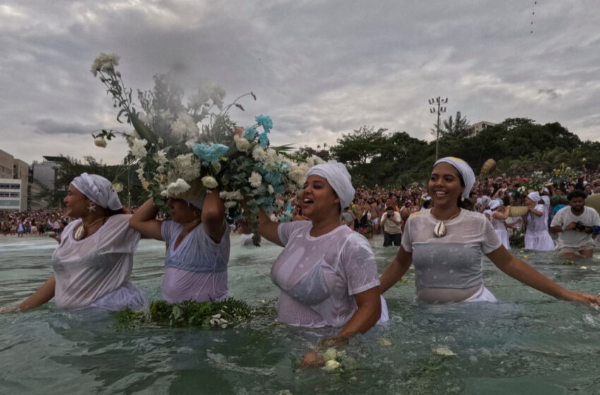  (VIDEO) Mii de brazilieni au adus ofrande zeiţei mării pe plajele din Rio de Janeiro
