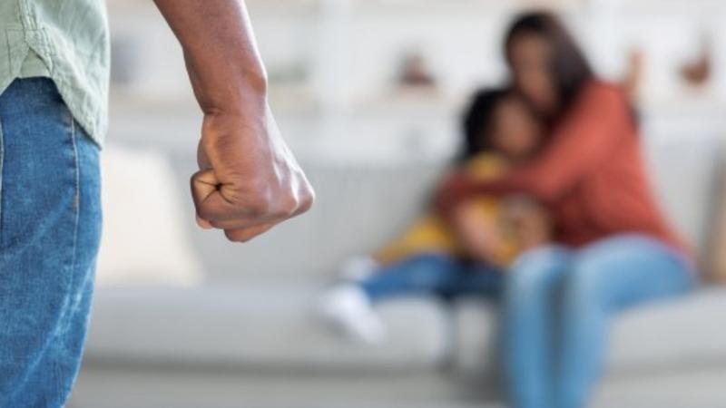  Și-a bătut concubina, apoi a sfidat ordinul de protecție: Un bărbat, condamnat la pușcărie. Ce sentință a primit