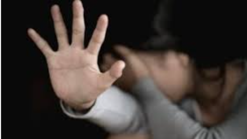  „O cresc să-mi fie femeie”. Un individ de 77 de ani, condamnat la închisoare după ce a violat copila vecinilor, de 7 ani