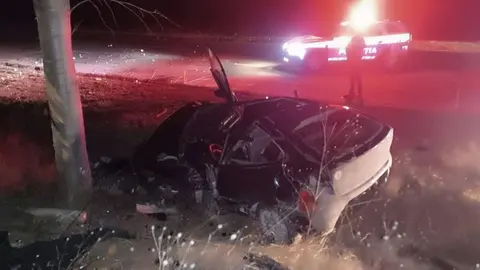  Un tânăr de 21 de ani a murit, după ce s-a urcat fără permis la volan și s-a izbit cu mașina de un copac, la Sîngerei: Pasagerul său, de 19 ani, spitalizat