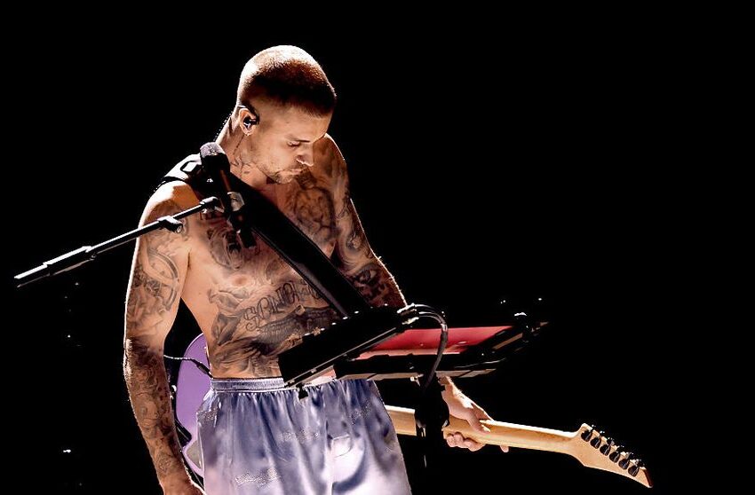  Justin Bieber, în boxeri și șosete pe scena Grammy: momentul care a șocat publicul și a emoționat-o pe Hailey