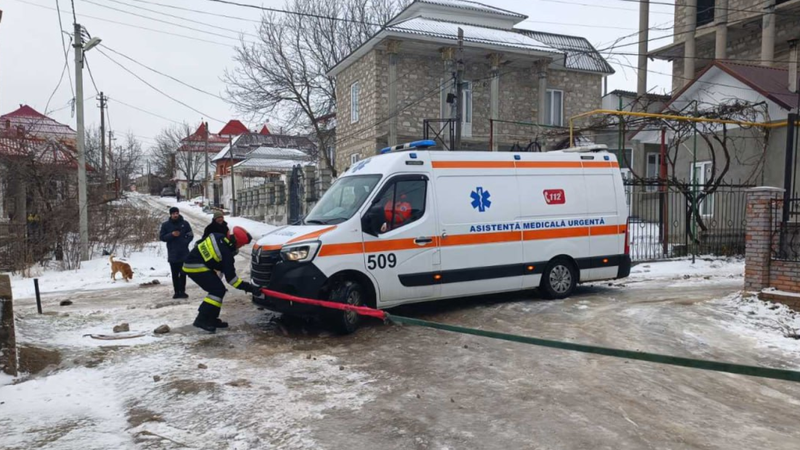  (FOTO) Misiuni contracronometru: Mai multe ambulanțe, blocate în zapadă în drum spre pacienți. Salvatorii au intervenit