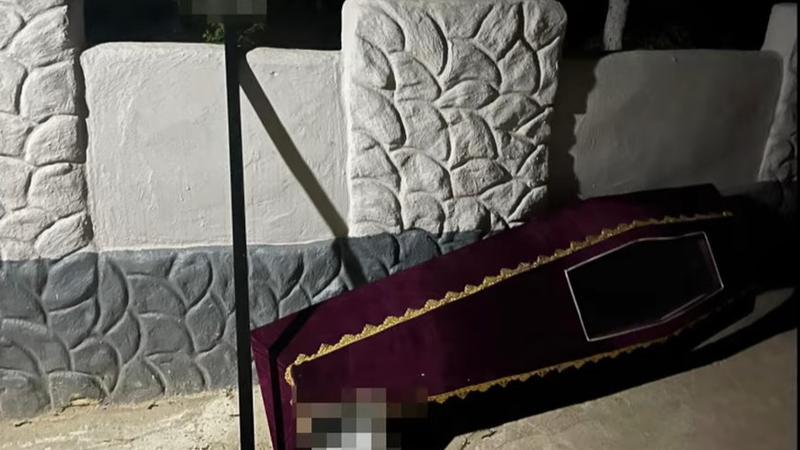  (VIDEO) „Dacă vrea să trăiască, știe ce are de făcut”: Capac de la sicriu și o cruce cu data morții, aduse la porțile unei familii din Căușeni: 8 bănuiți au estorcat peste 47 mii euro prin șantaj