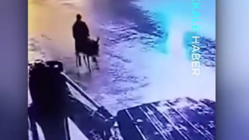  (VIDEO) Jaf mai puțin obișnuit în Turcia: Un individ a spart un magazin de bijuterii apoi a fugit călare pe un măgar