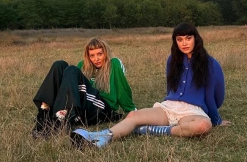  (VIDEO) „Reginele fac artă”: Irina Rimes și Delia au lansat piesa „Petale”. Internauții, cuceriți de colaborarea momentului