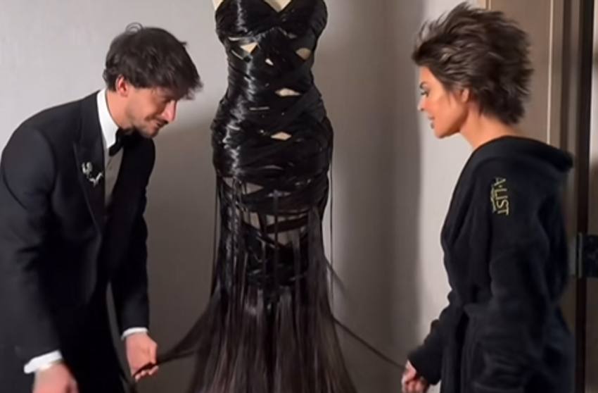  (FOTO) Vedeta care a venit pe covorul roșu purtând o rochie realizată din 11 kilograme de păr uman. Fanii, revoltați: „Parul ăla putea fi donat!”