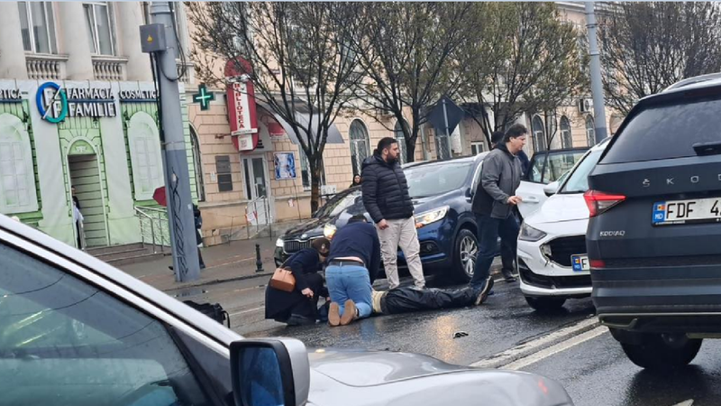  Impact grav în centrul capitalei: Un curier pe bicicletă, grav rănit, după ce a fost lovit de un Ford și proiectat într-un Renault