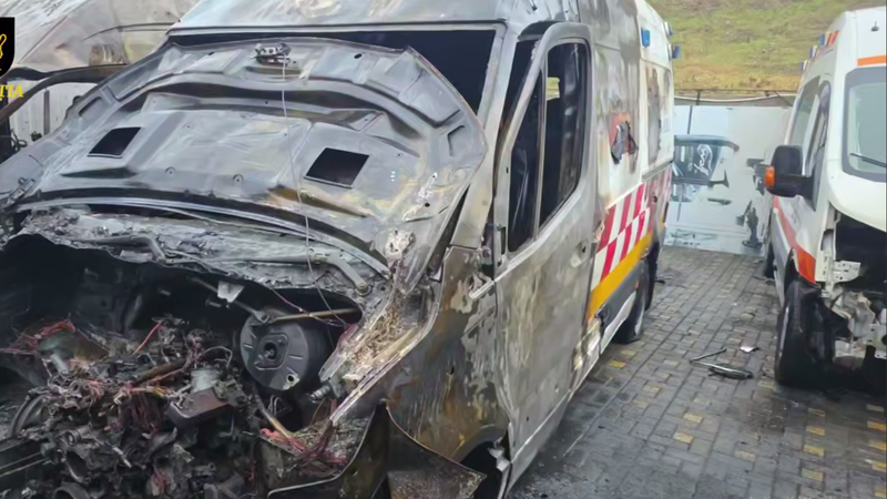  (VIDEO) Incendiu nocturn la Ciocana: Un microbuz și patru ambulanțe, distruse în flăcări într-o parcare de lângă un service auto