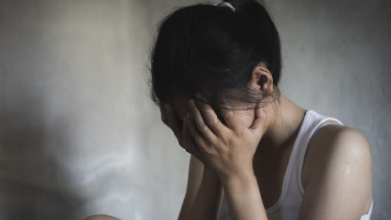  O copilă de 13 ani a fost violată de un tânăr de 21 de ani într-o clădire părăsită, în prezența altor 2 băieți: Individul, condamnat la pușcărie