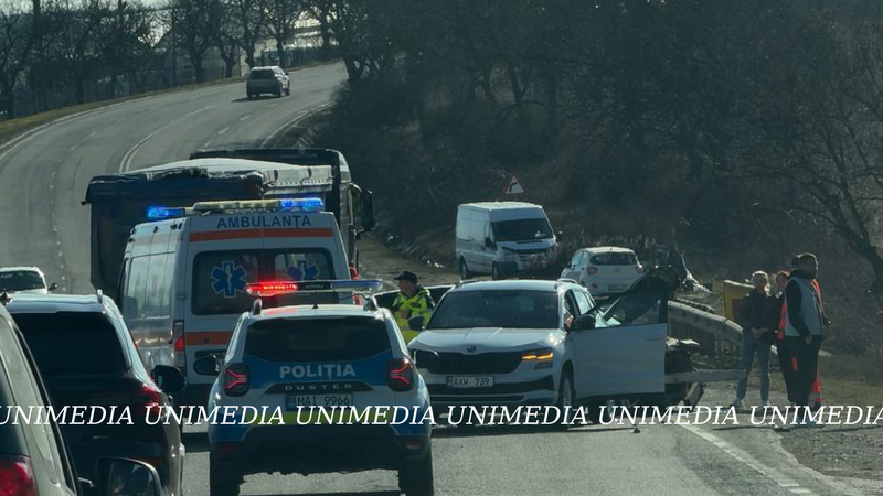  (FOTO) O Skoda și un Mercedes, implicate într-un accident la Ialoveni: Poliția și ambulanța, la fața locului