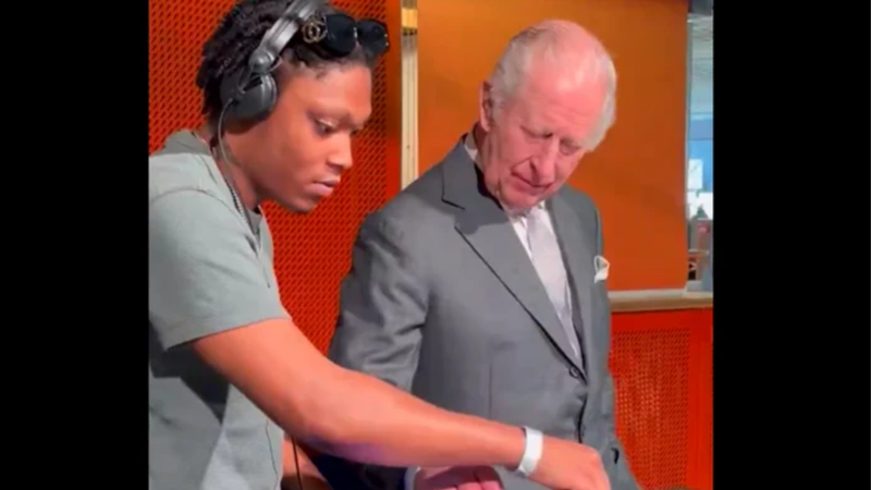  (VIDEO) Regele Charles, DJ în timpul unei vizite la un centru artistic din Manchester