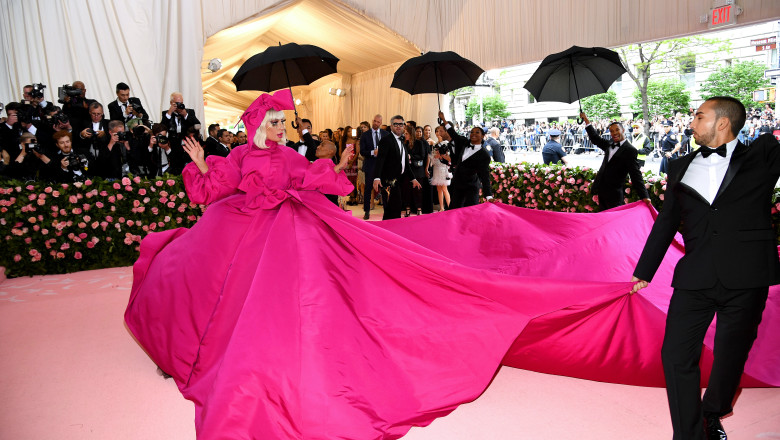  Lady Gaga ar fi avut o criză de nervi înainte de Met Gala. Ce s-ar fi întâmplat în culisele evenimentului: „Plângea, fuma, se ruga”