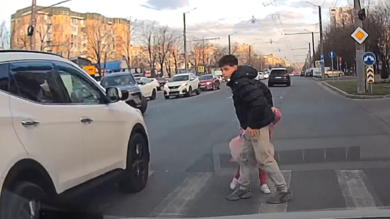  (VIDEO) La un pas de tragedie: Momentul în care doi copii erau cât pe ce să fie spulberați de un Hyundai, pe zebră