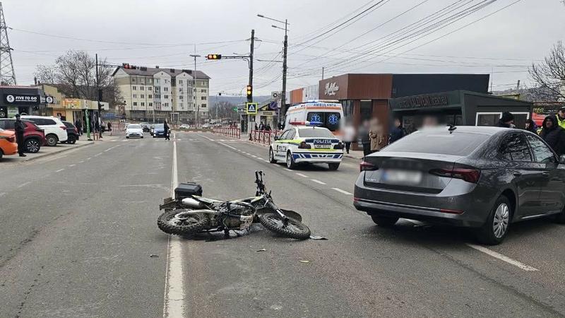  Un motociclist de 21 de ani, rănit în accidentul de la Ialoveni, în care ar fi implicată și mașina Primăriei: Tânărul, preluat de o ambulanță