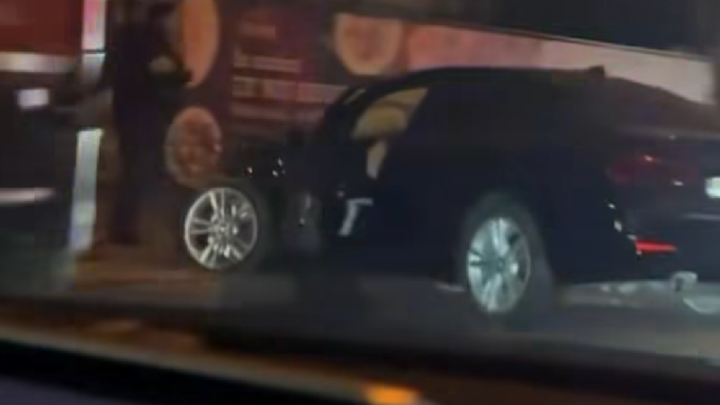  (VIDEO) Accident la Buiucani: Șoferul unui BMW și pasagerul său, transportați la spital, după ce au intrat cu bolidul într-un copac