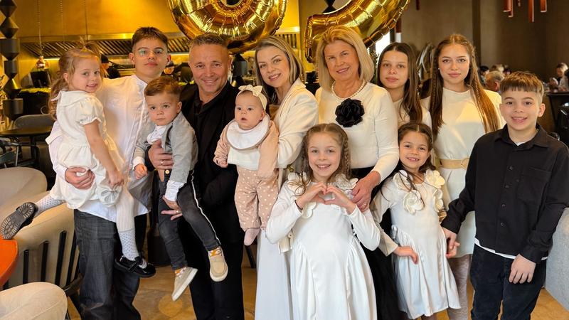  (FOTO) „Tu ești omul la care m-am întors mereu pentru iubire.” Mama Marinei Cârnaț, înconjurată de cei 10 nepoți, de ziua sa de naștere