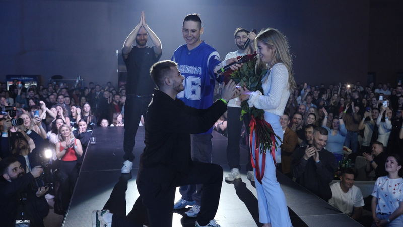  (VIDEO) Magnat și Satoshi cântau „Bună, rea”, iar Feoctist dirija aplauzele: O tânără, cerută în căsătorie la concertul interpreților din SUA