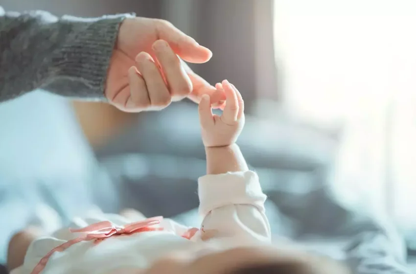  O femeie din Marea Britanie născută fără vagin și col uterin a conceput un copil pe cale naturală. Medicii credeau că e imposibil