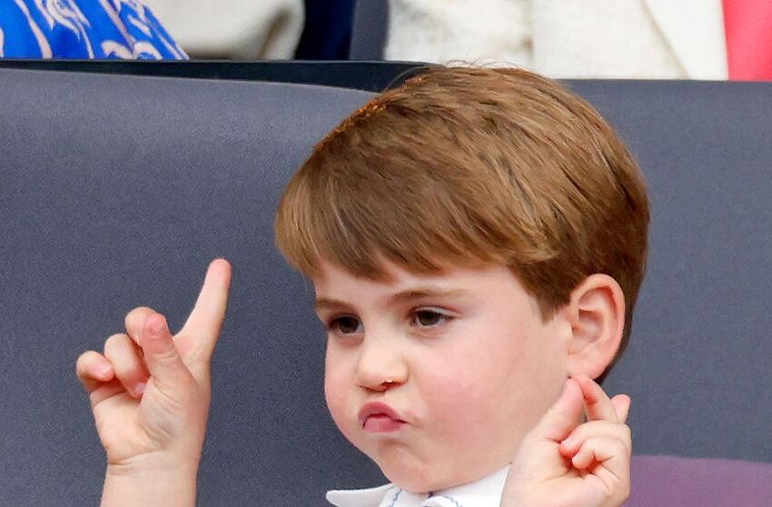  Prințul Louis a împlinit 8 ani. În fotografia oficială apare în vacanță la mare