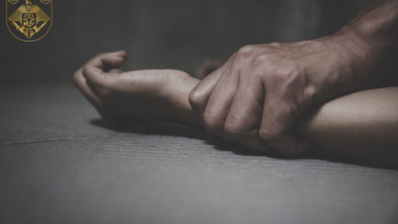  Caz șocant în Moldova: O femeie de 66 de ani, legată cu un lanț, târâtă pe pământ, apoi violată de un tânăr de 25 de ani. Individul, trimis după gratii