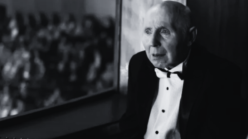  Drapelele coborâte în bernă în întreaga țară, în memoria lui Gheorghe Urschi: Regele umorului va fi petrecut astăzi pe ultimul drum