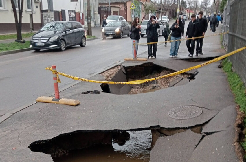  (foto) Asfalt surpat pe Avram Iancu: O gaură uriașă s-a format din cauza unei avarii la apeduct