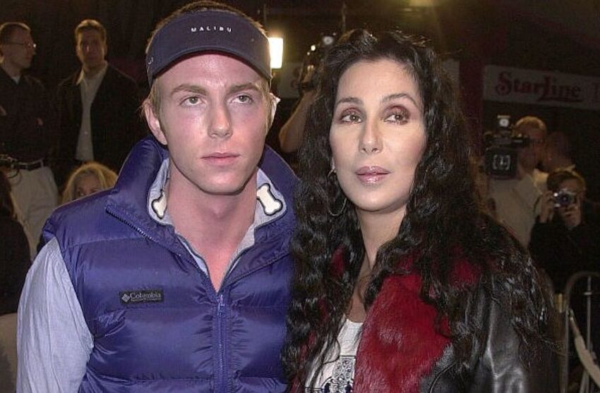  Cher, disperată pentru fiul ei: Elijah Blue Allman, dus la tratament forțat după arestare. Problemele scapă de sub control