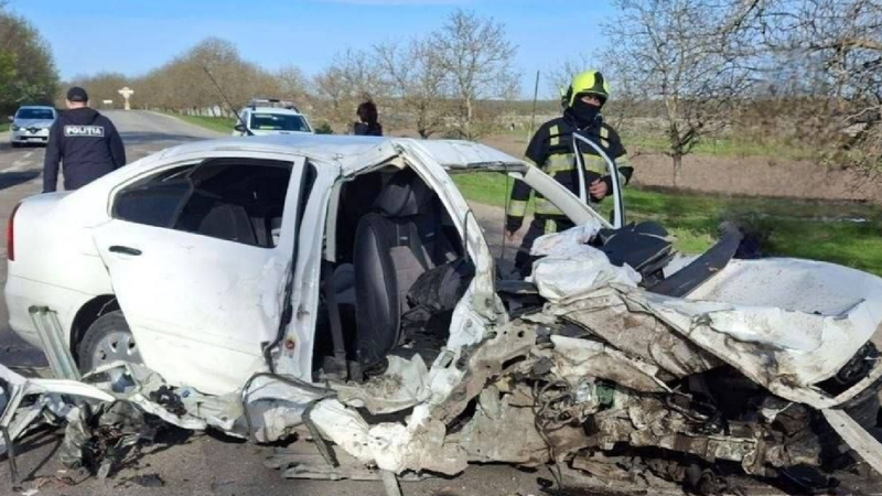  Accident fatal la Briceni: Un șofer de 34 de ani a murit, după ce a intrat cu Skoda într-un copac