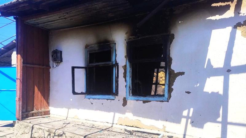  (FOTO) O țigară nestinsă, cât pe ce să-i ia viața: Un bărbat, salvat dintr-un incendiu la Răzeni. Obișnuia să fumeze în casă