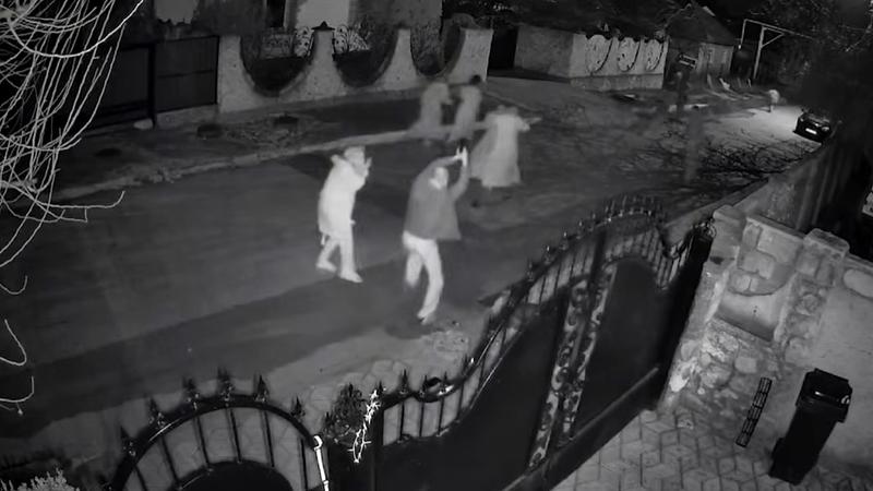  (VIDEO) Împușcături la Edineț. Un conflict între vecini a degenerat în violențe, cu gaze lacrimogene și arme: „S-a început o teroare”