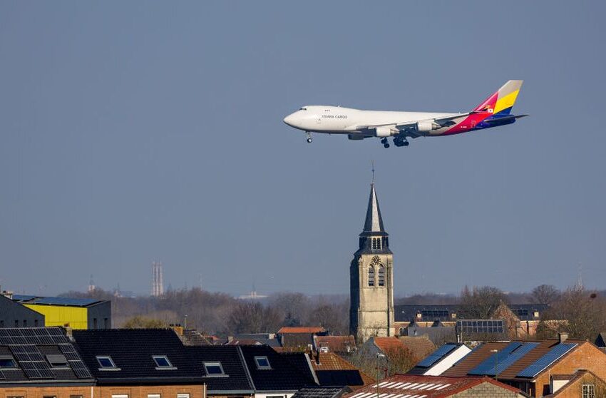  O femeie a născut în avion, în timpul zborului spre New York. Cetățenia bebelușului a devenit subiect de controversă! Ce naționalitate ar trebui să aibă nou-născutul