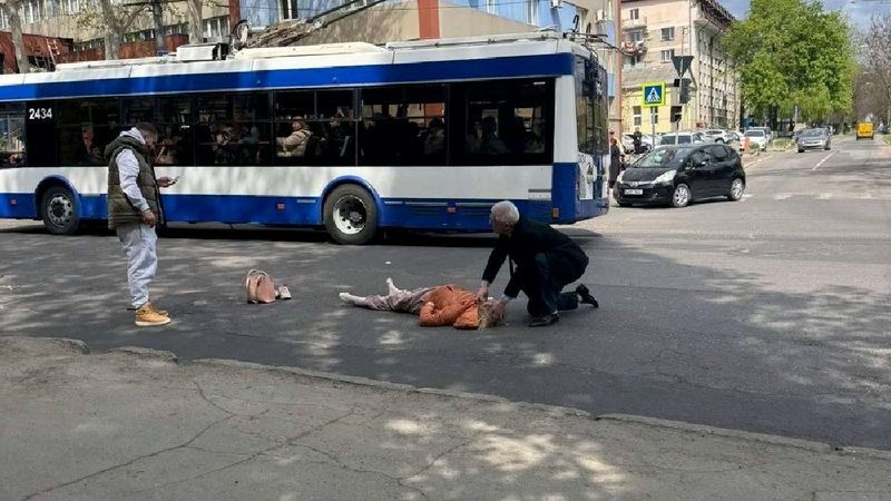  (VIDEO) Accident grav în capitală: O femeie a fost lovită de o mașină în timp ce traversa strada pe zebră